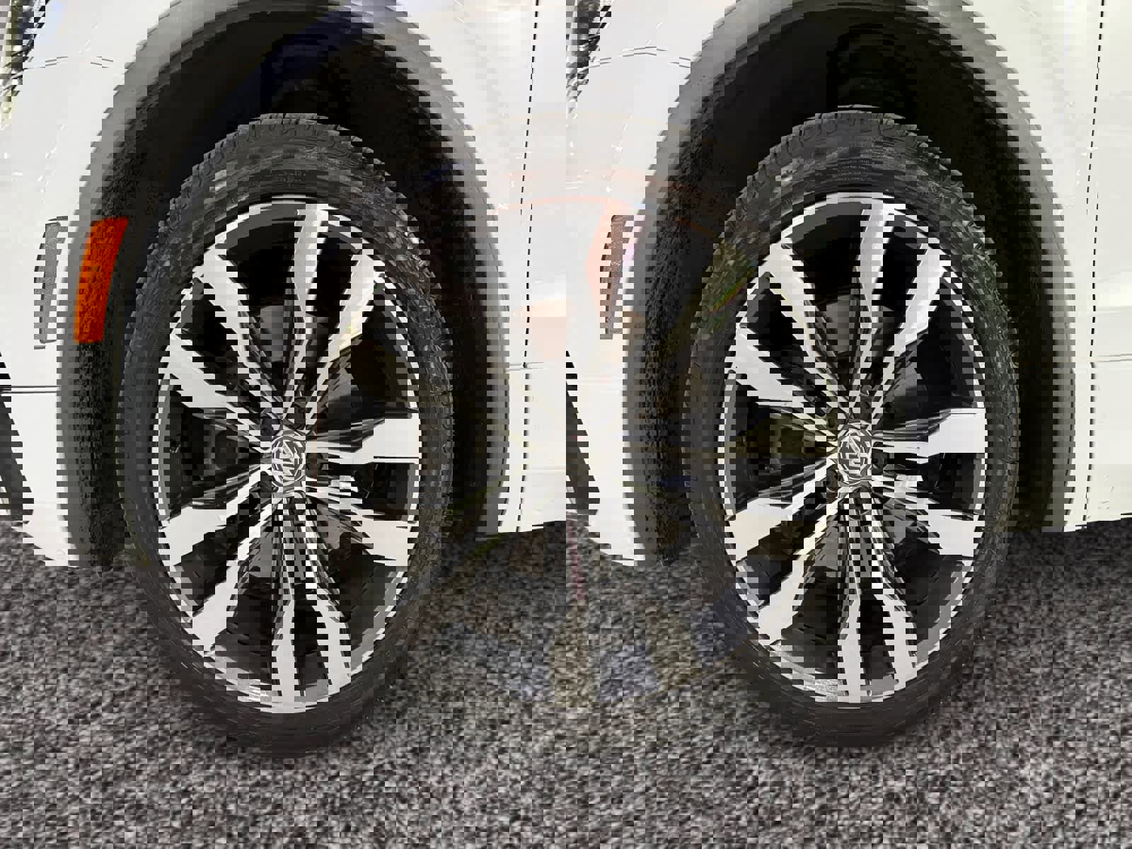 Used 2018 Volkswagen Tiguan SEL Premium w/ R-Line Package image 18