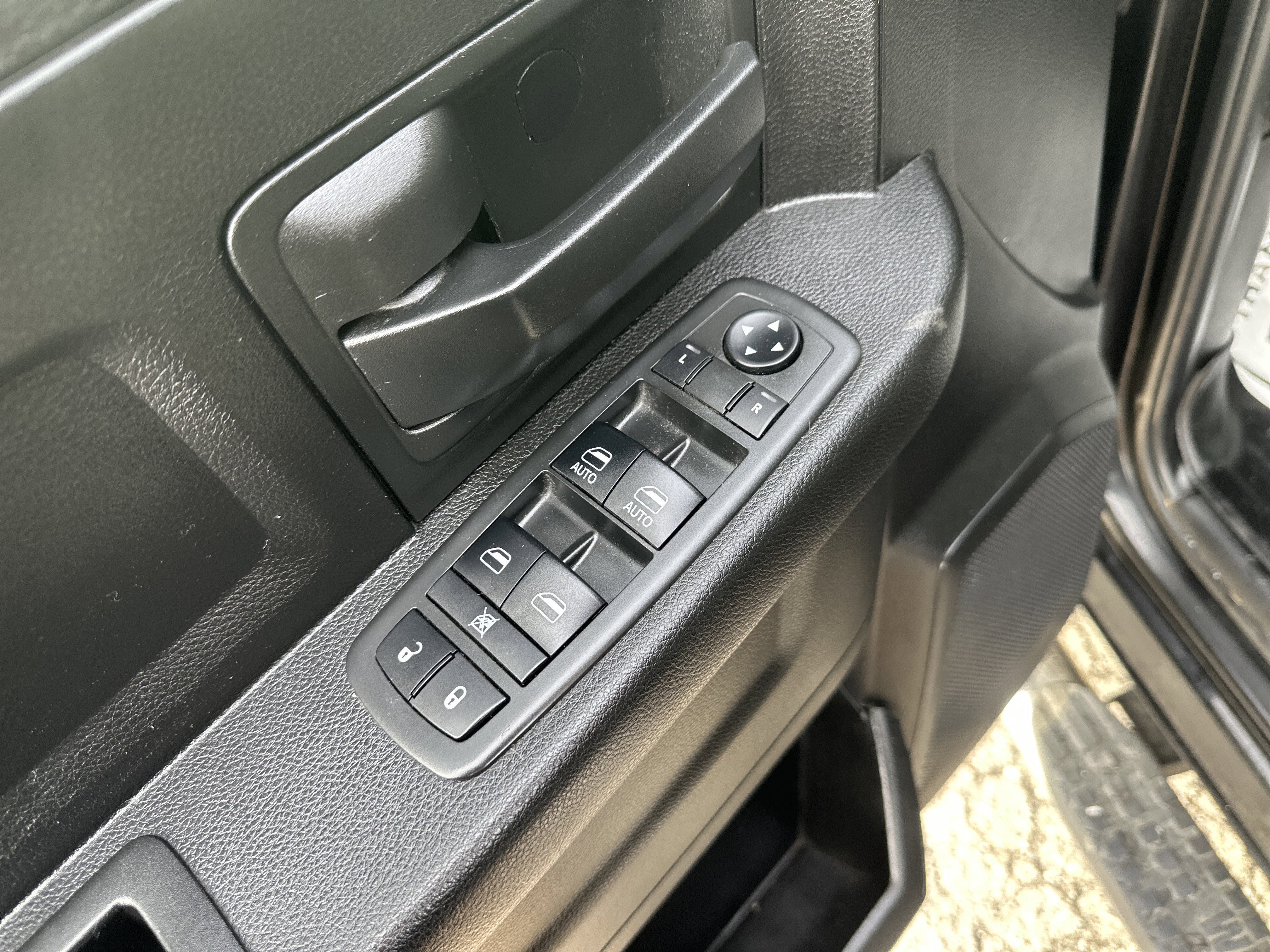 Used 2018 RAM 2500 Tradesman w/ Chrome Appearance Group image 16