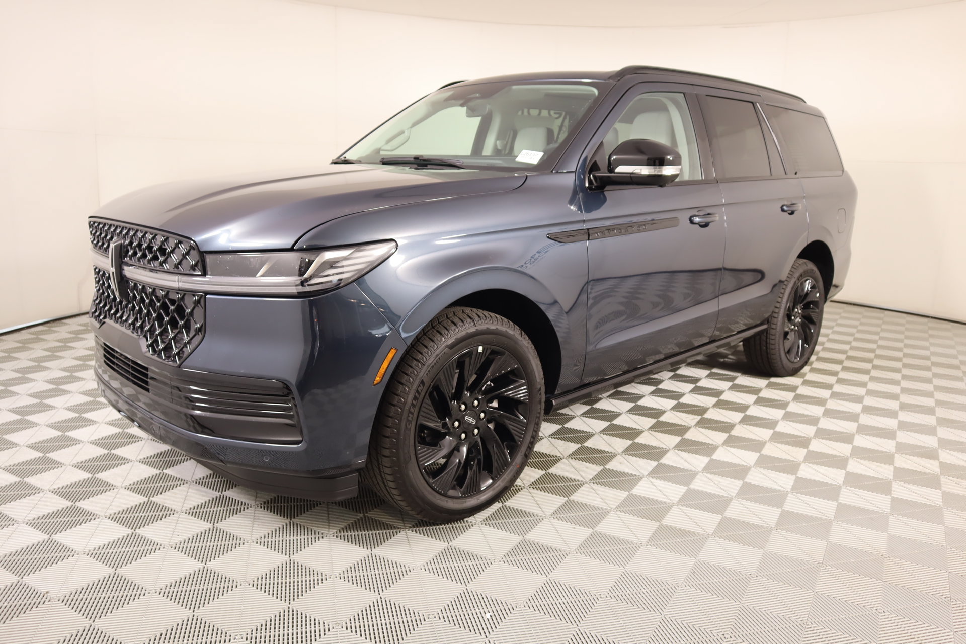 New 2026 Lincoln Navigator Reserve w/ Jet Appearance Package AWD/4WD image 10