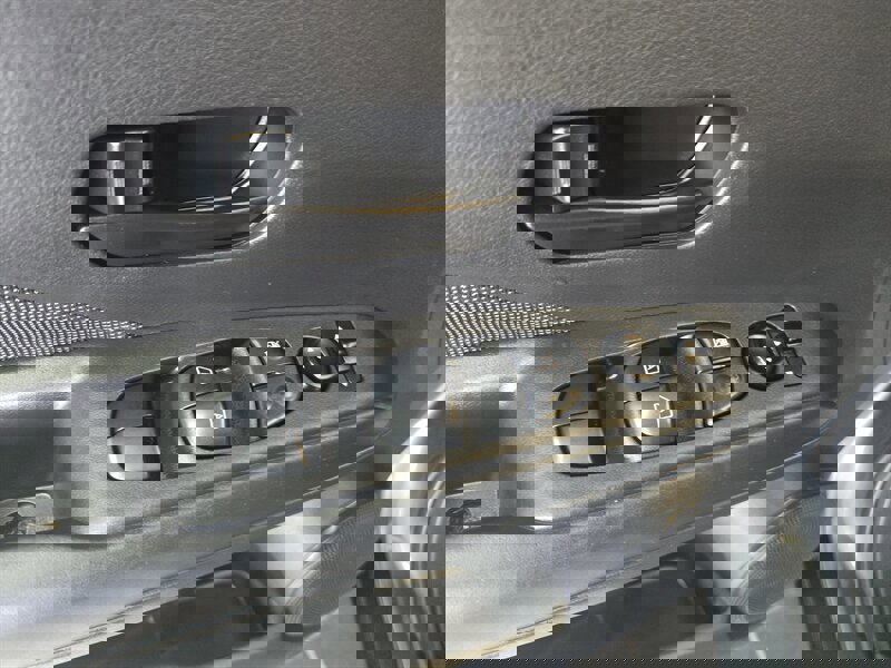 Used 2020 Nissan Kicks S image 17