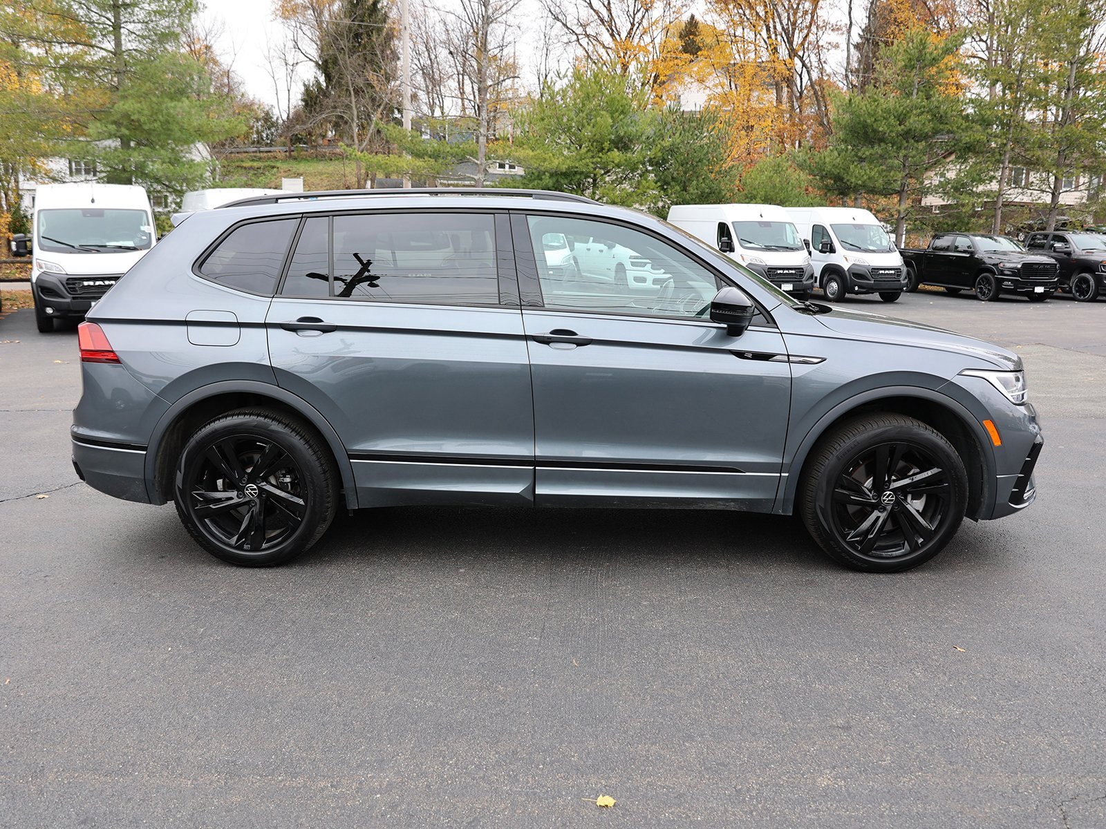 Used 2024 Volkswagen Tiguan SE R-Line image 8