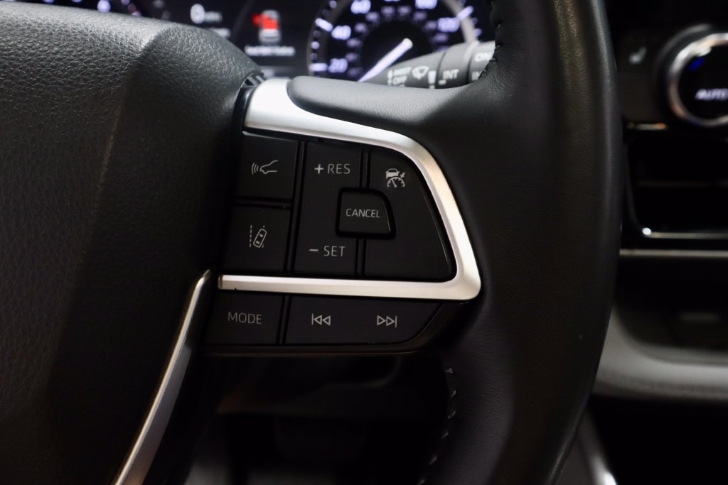 Used 2022 Toyota Highlander XLE AWD/4WD image 30