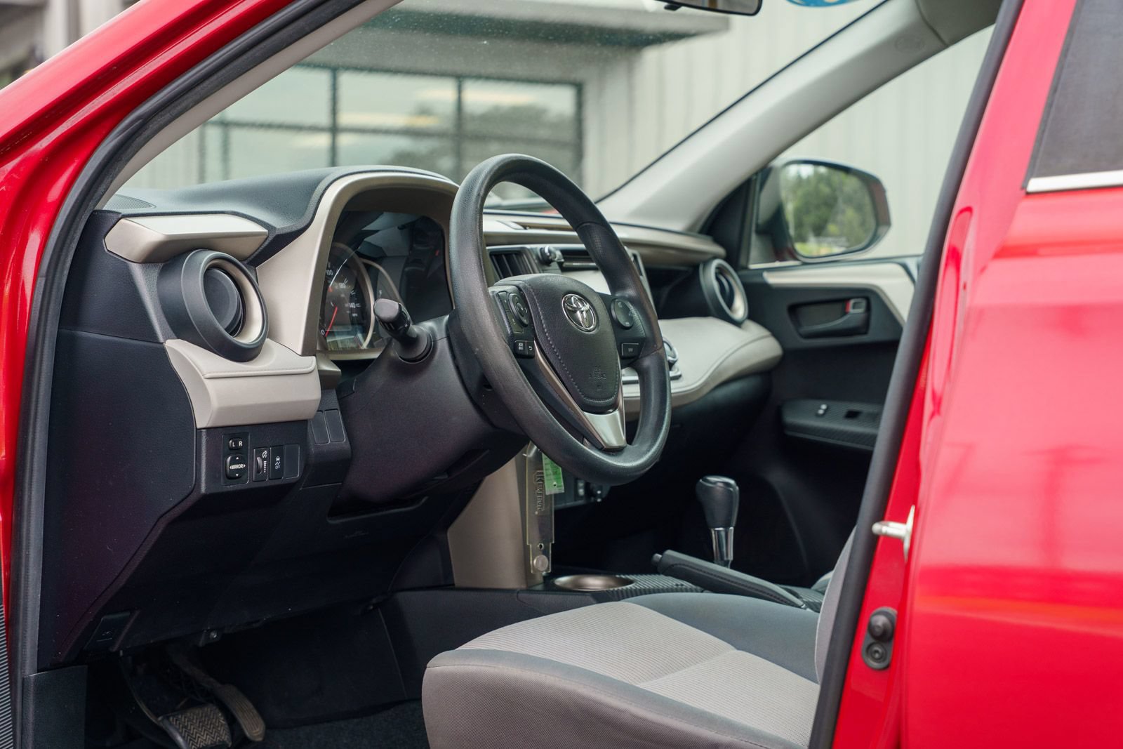 Used 2015 Toyota RAV4 LE FWD image 18