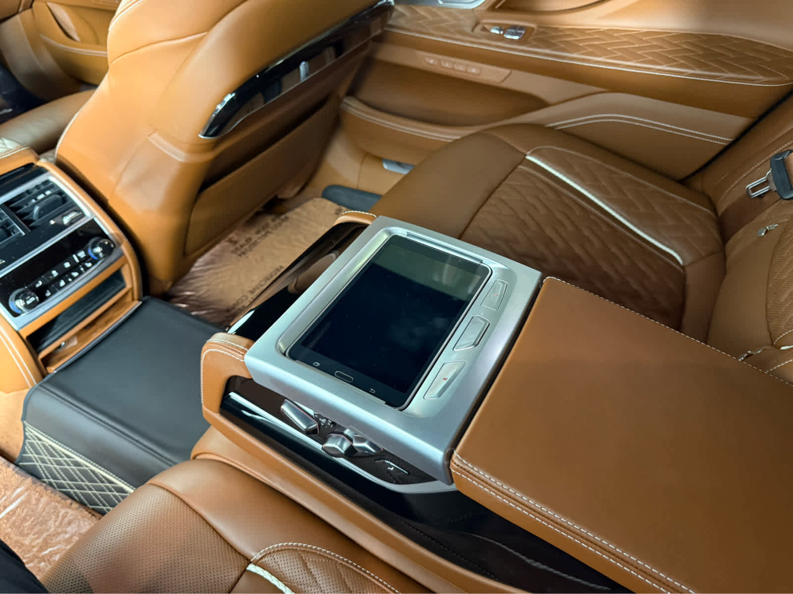 Certified 2022 BMW ALPINA B7 xDrive w/ Luxury Rear Seating Package image 14