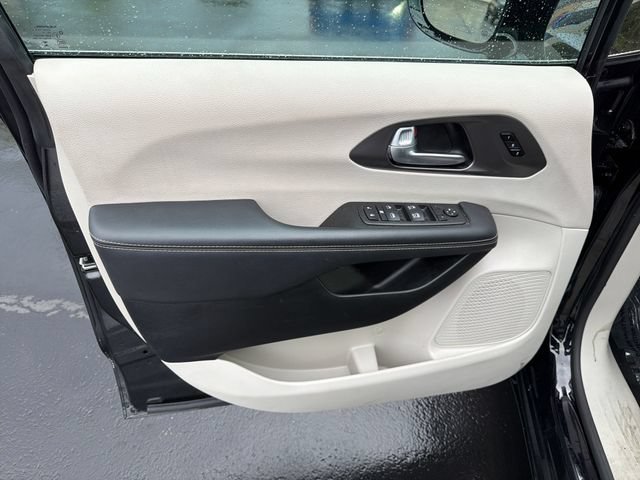 Used 2024 Chrysler Pacifica Touring-L FWD image 10