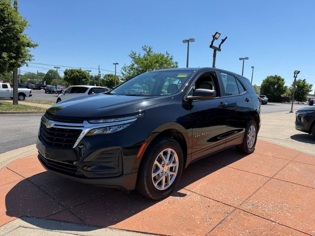 Used 2024 Chevrolet Equinox LS AWD/4WD image 3