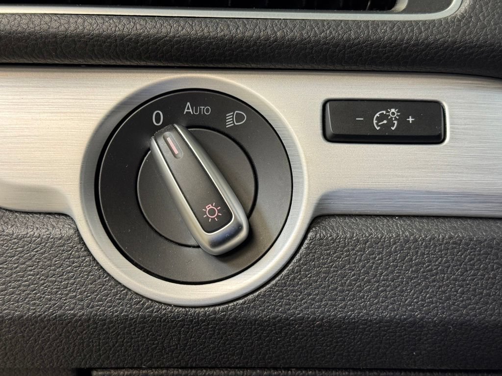 Used 2013 Volkswagen Passat 2.5 SE FWD image 36