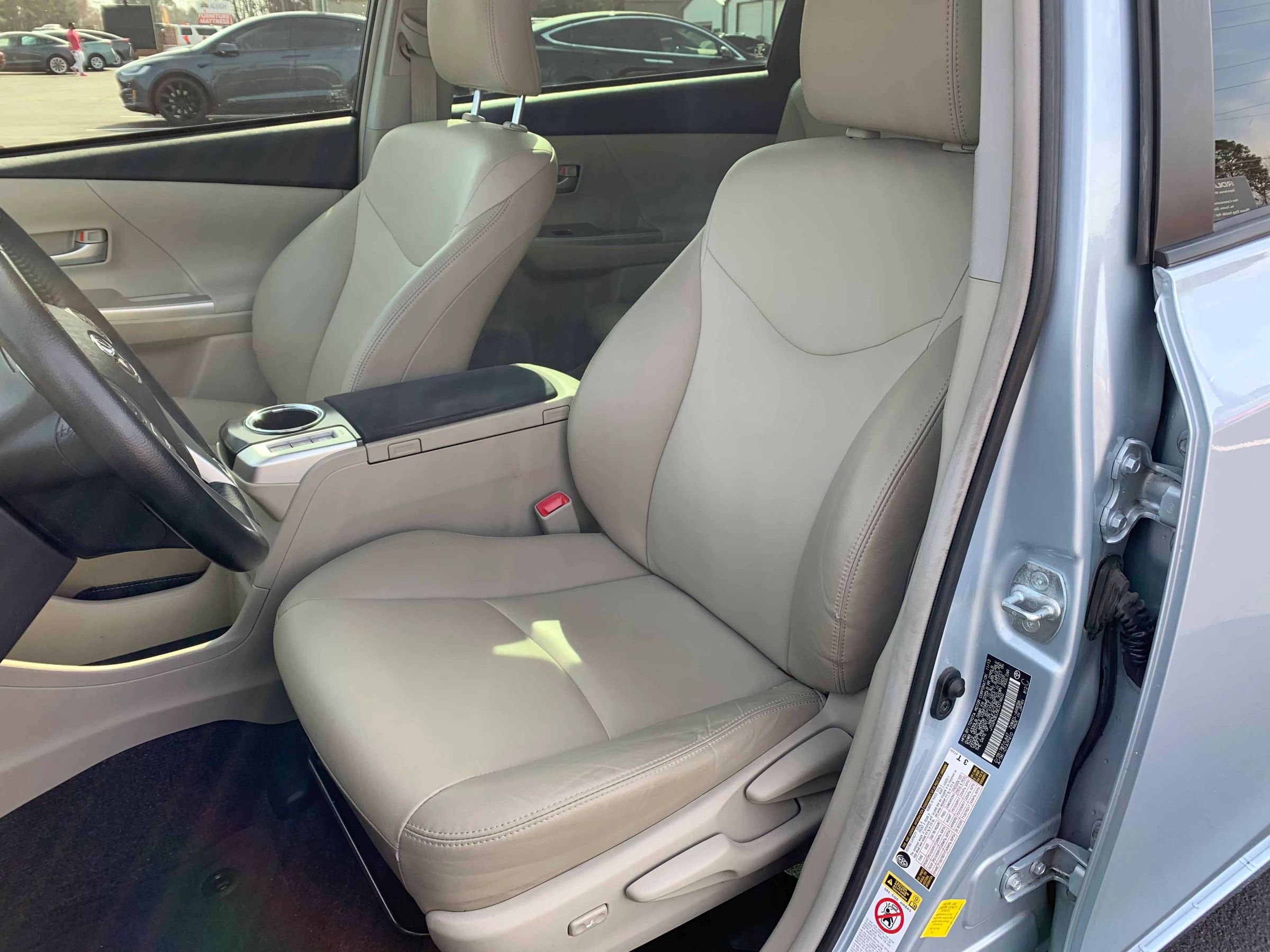 Used 2014 Toyota Prius V Five image 2