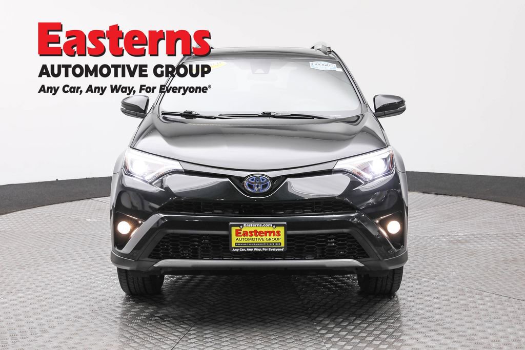 Used 2018 Toyota RAV4 SE image 2