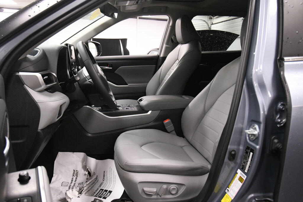 Used 2023 Toyota Highlander XLE AWD/4WD image 9