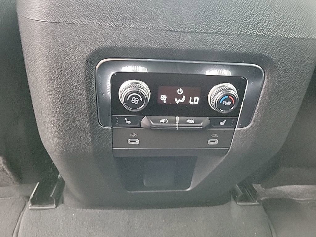 Used 2023 GMC Yukon SLT w/ SLT Luxury Package AWD/4WD image 14