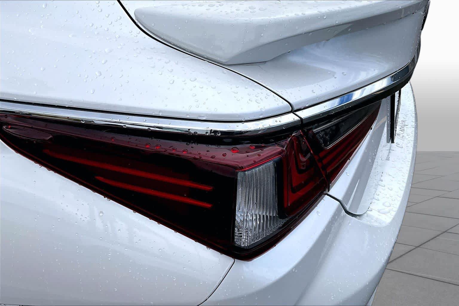 Used 2025 Lexus ES 300h w/ Premium Package FWD image 29