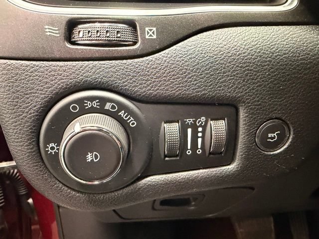 Used 2020 Jeep Cherokee Trailhawk w/ Comfort & Convenience Group AWD/4WD image 23