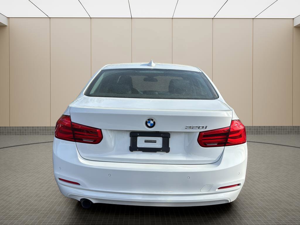 Used 2017 BMW 320i Sedan w/ Driver Assistance Package image 4