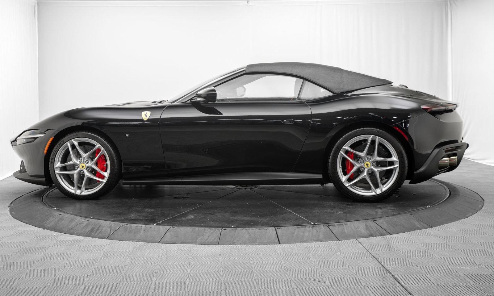 Used 2026 Ferrari Roma Spider RWD image 11