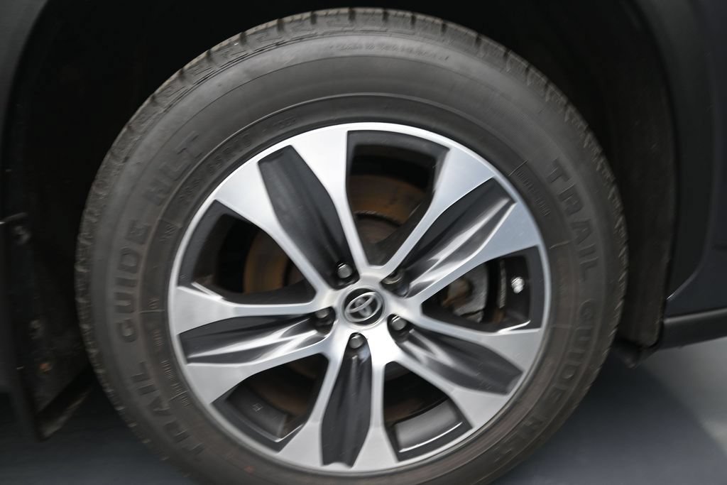Used 2023 Toyota Highlander XLE AWD/4WD image 17