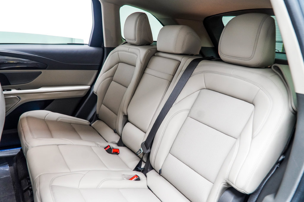 Used 2025 Lincoln Nautilus Premier AWD/4WD image 25