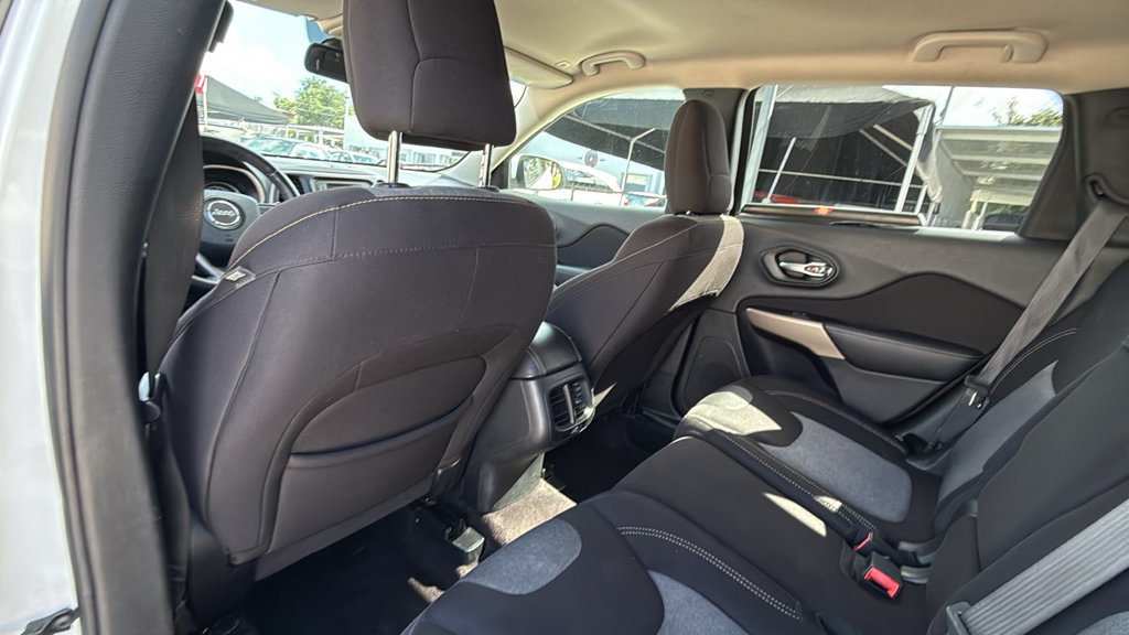 Used 2018 Jeep Cherokee Latitude FWD image 26