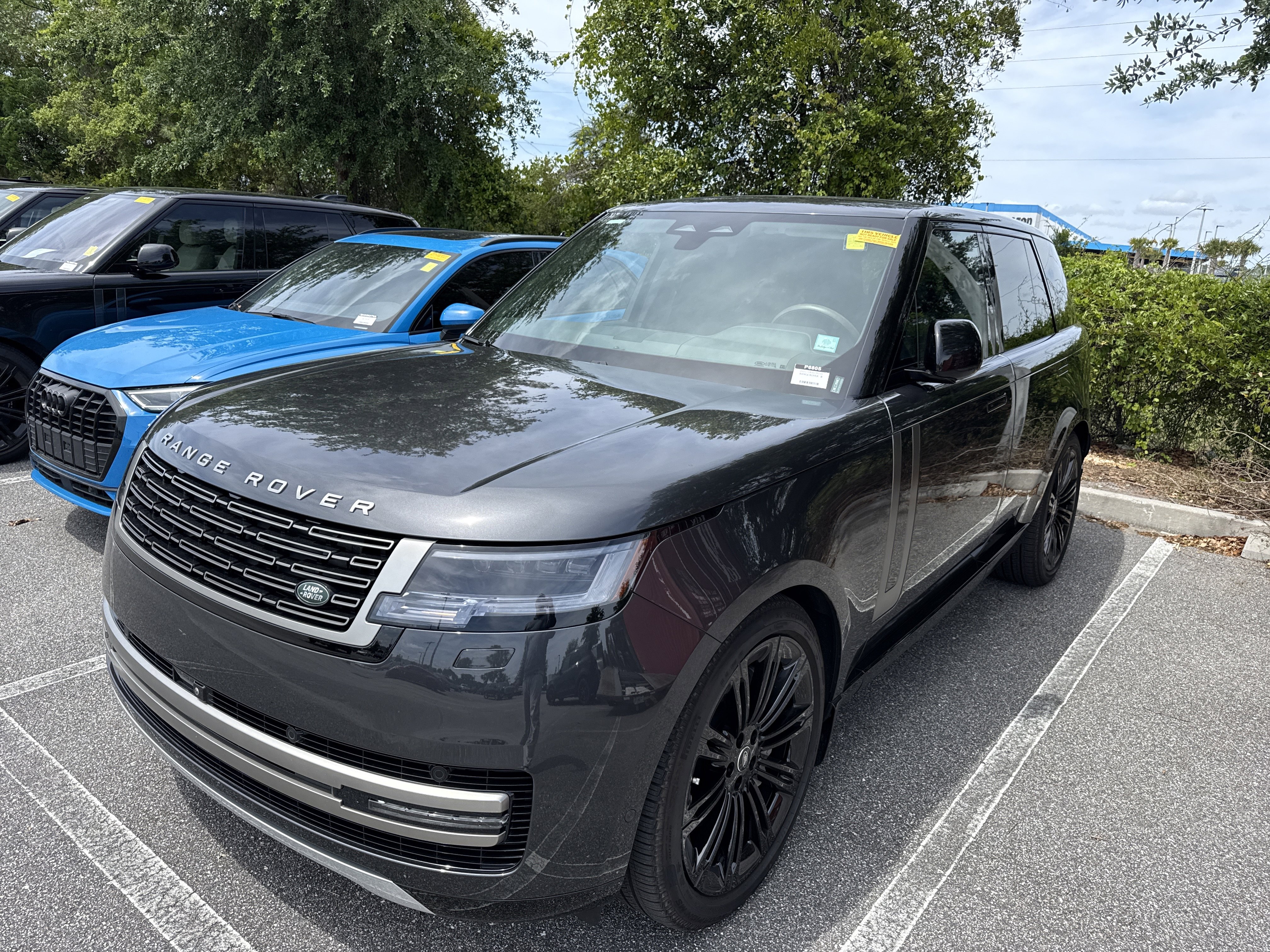 Used 2025 Land Rover Range Rover SE image 2