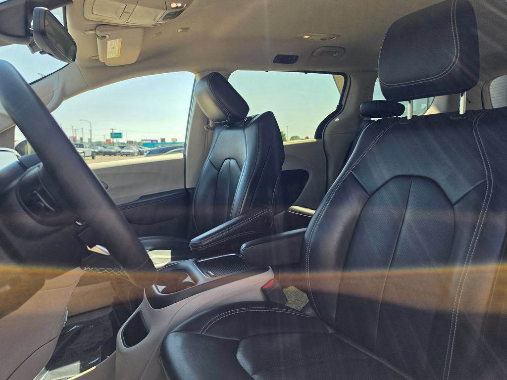 Used 2023 Chrysler Pacifica Touring-L FWD image 10