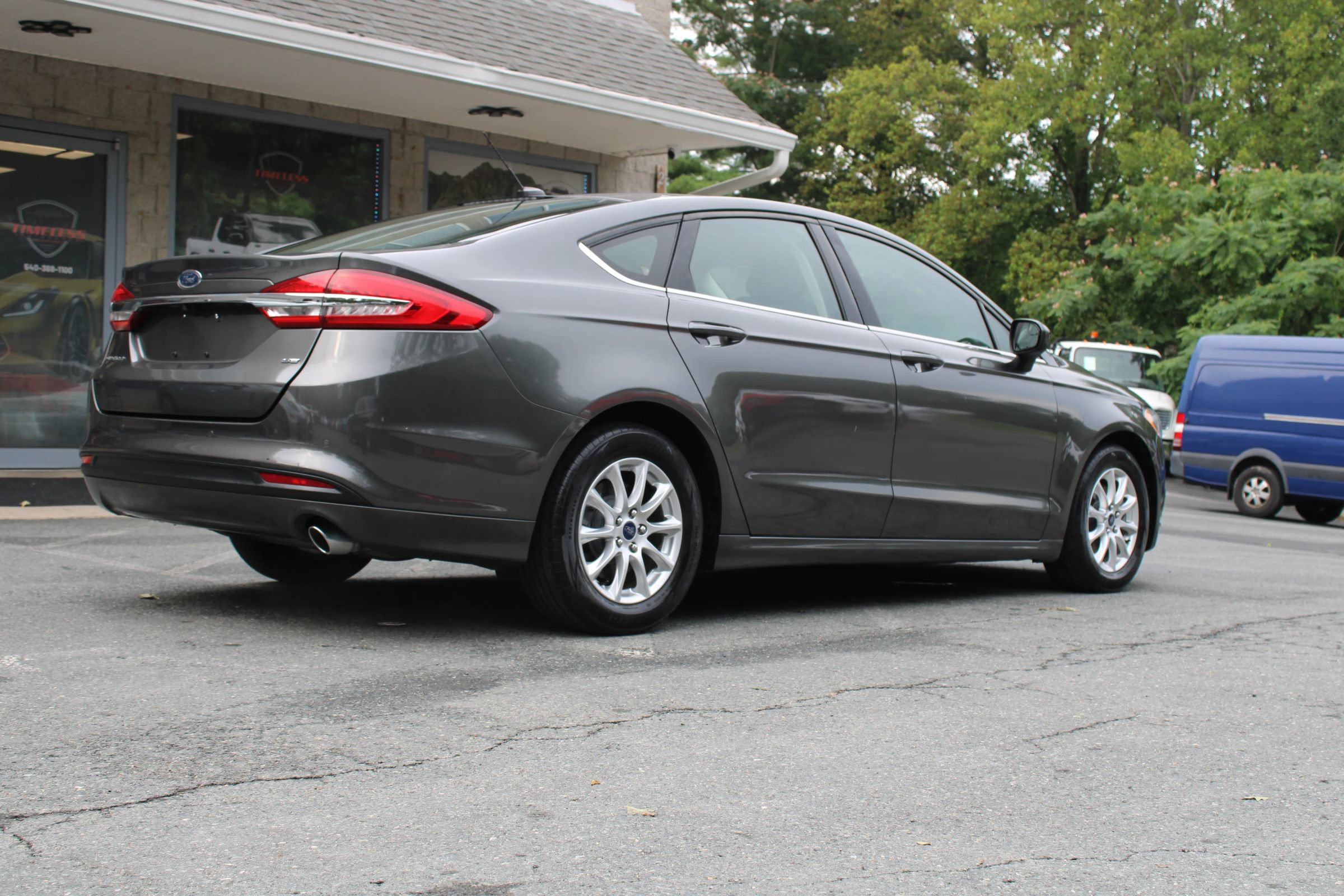 Used 2017 Ford Fusion SE w/ Fusion SE Technology Package FWD image 6