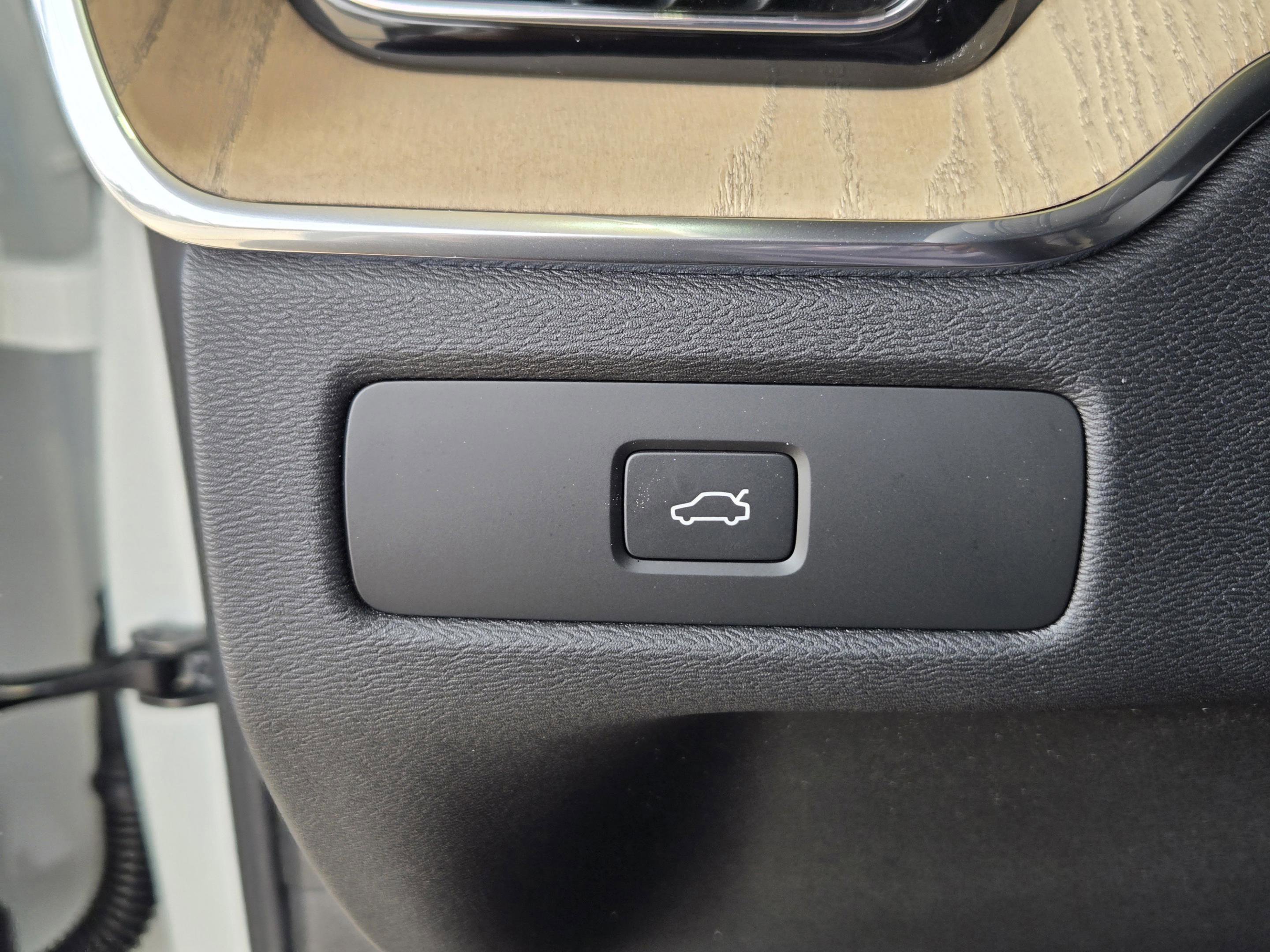 New 2026 Volvo XC60 B5 Plus w/ Protection Package Premier image 21