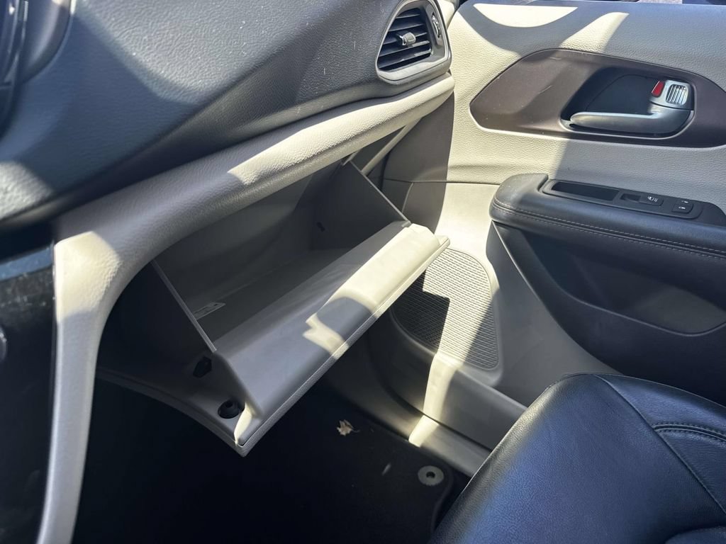 Used 2018 Chrysler Pacifica Touring-L FWD image 24