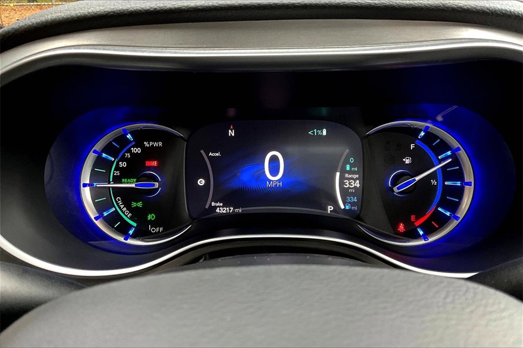 Used 2022 Chrysler Pacifica Limited w/ Uconnect Theater Family Group image 12