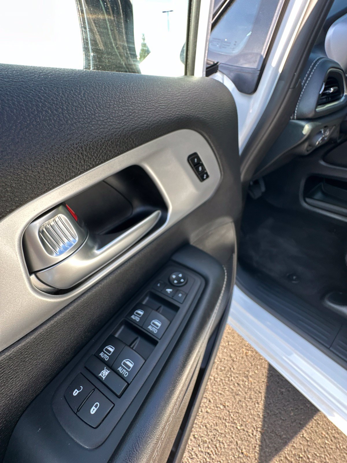 Used 2025 Chrysler Pacifica Limited FWD image 19