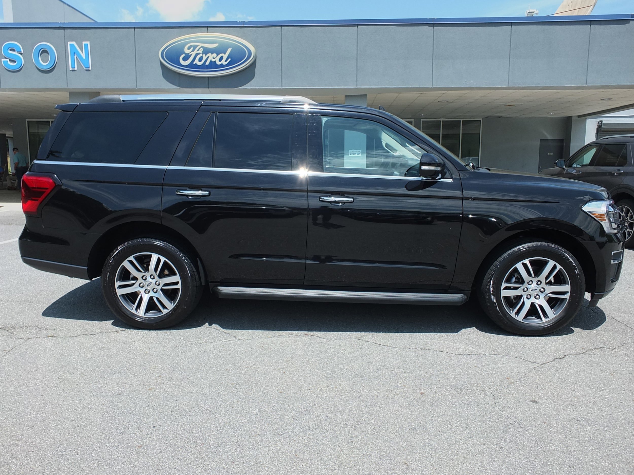 Used 2024 Ford Expedition Limited RWD image 2