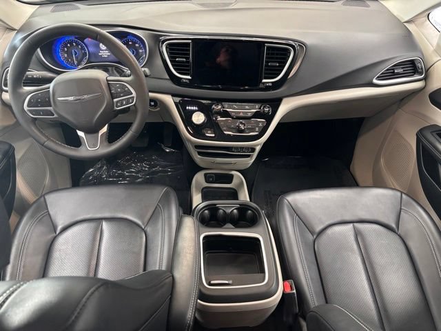 Used 2024 Chrysler Pacifica Touring-L FWD image 2