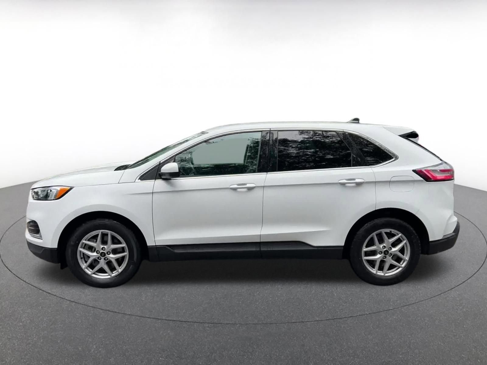 Used 2024 Ford Edge SEL image 9