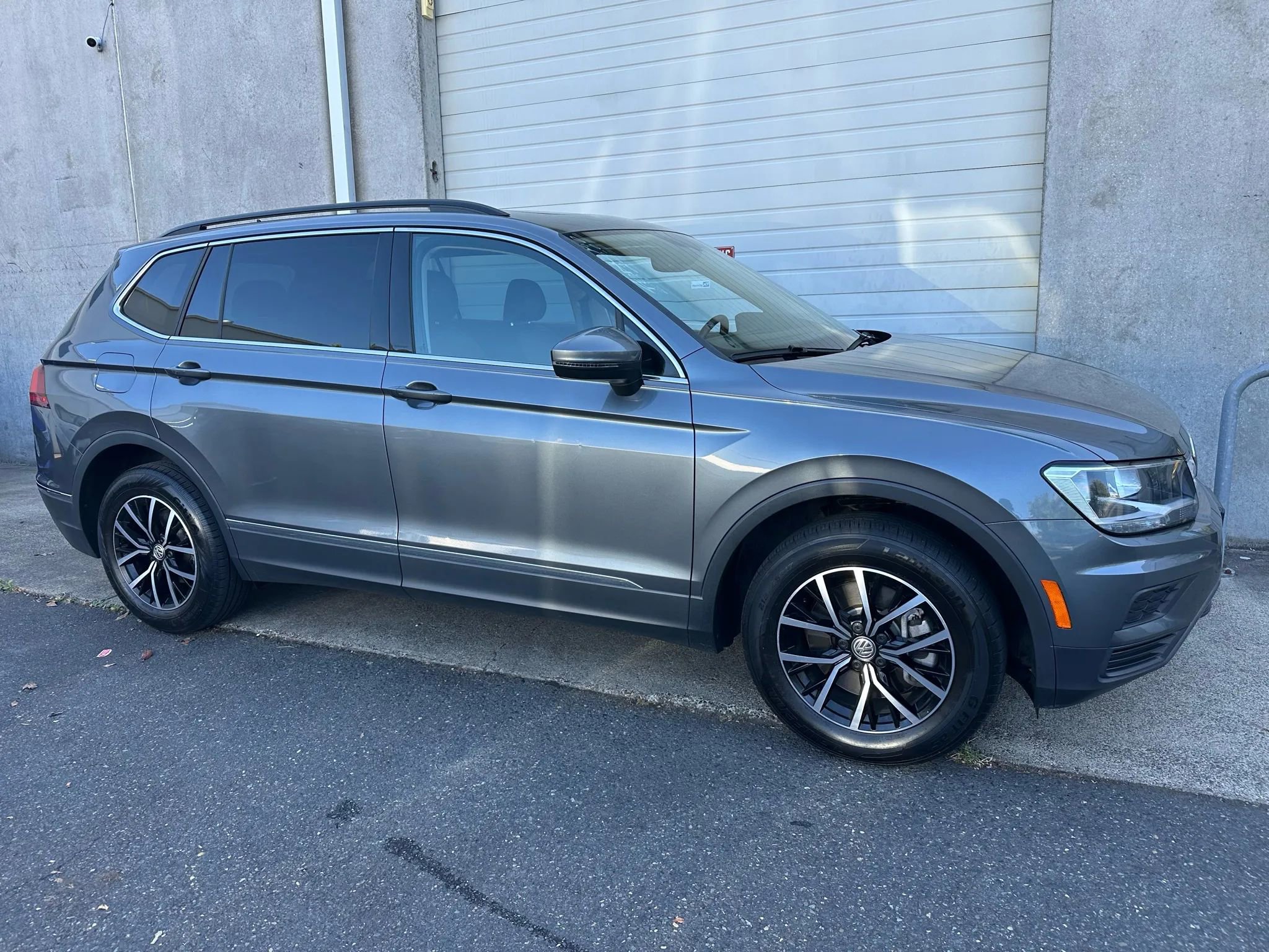 Used 2021 Volkswagen Tiguan SE w/ Panoramic Sunroof Package image 3
