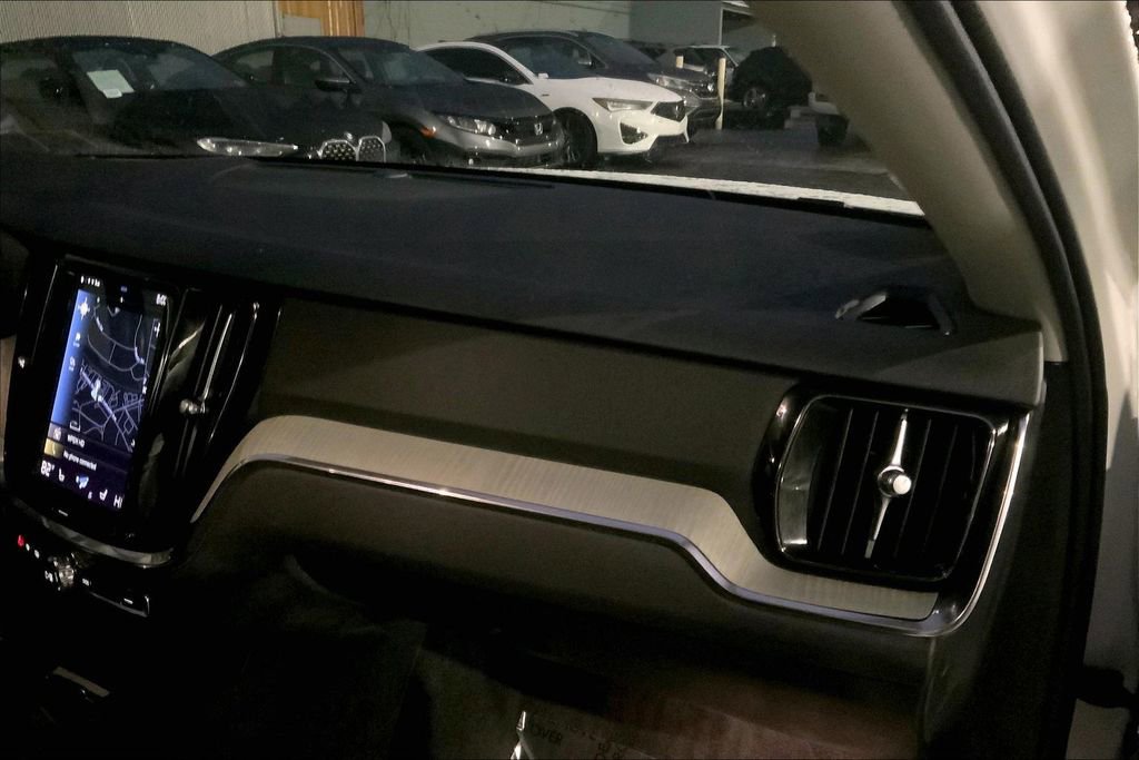 Used 2022 Volvo V60 T5 Cross Country image 19