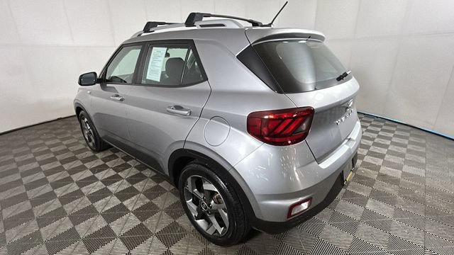 Used 2023 Hyundai Venue SEL FWD video 4