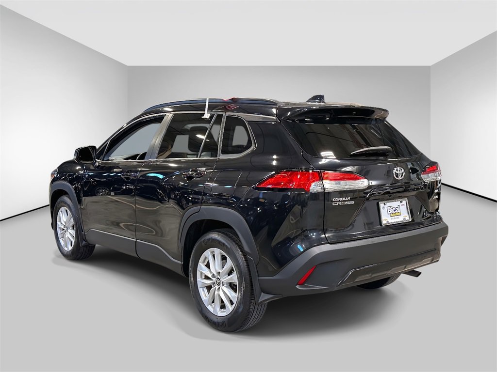 Used 2022 Toyota Corolla Cross LE image 3