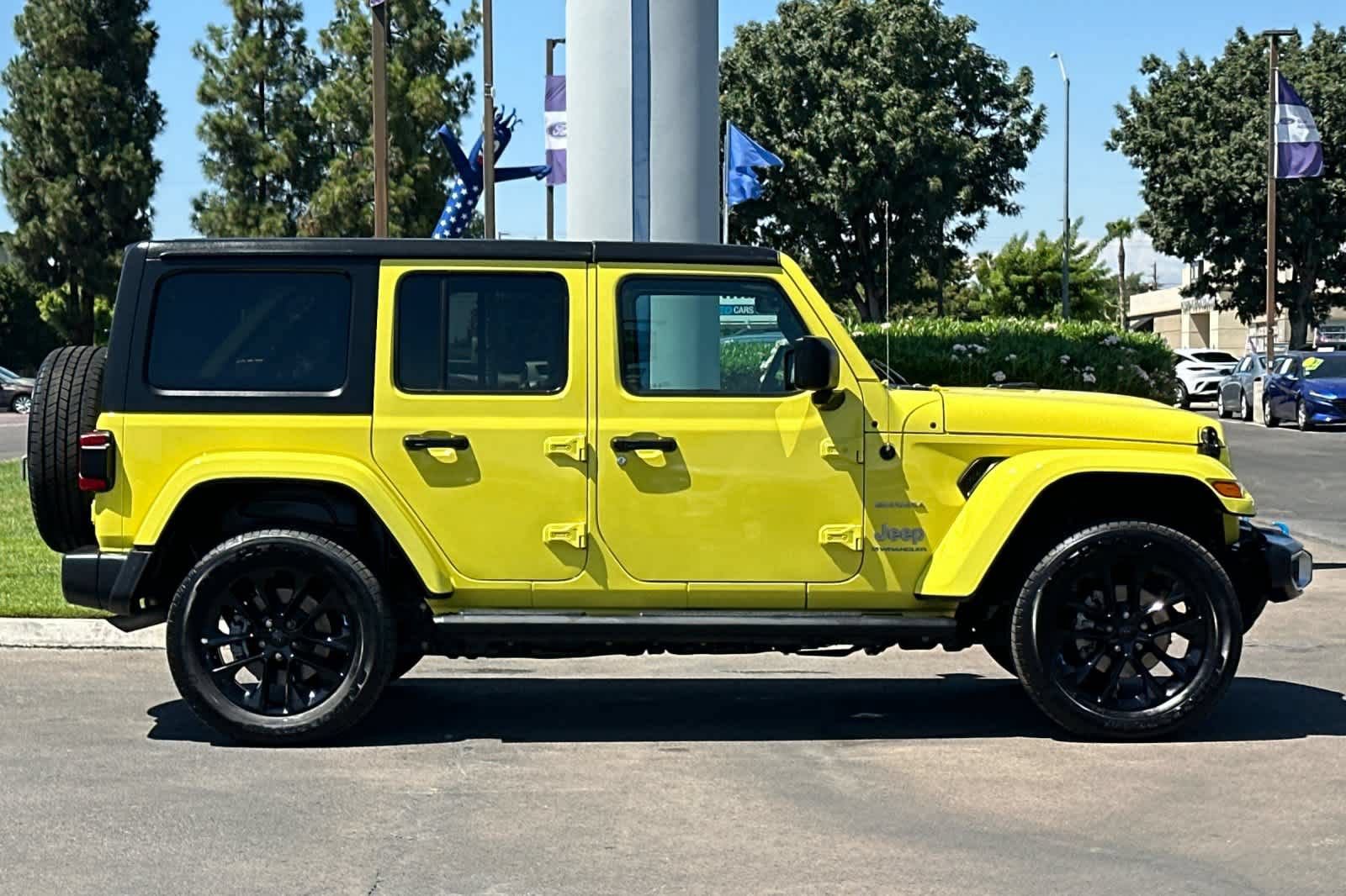 Used 2023 Jeep Wrangler Unlimited Sahara w/ Cold Weather Group AWD/4WD image 9