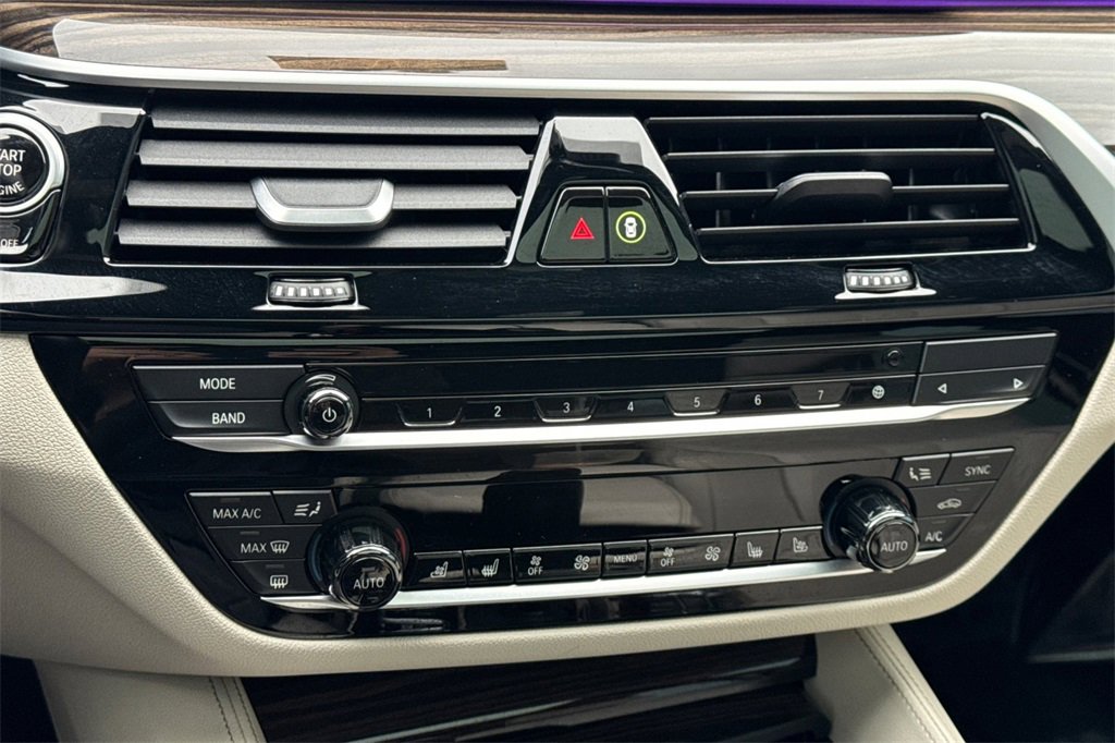 Used 2022 BMW M550i xDrive w/ Executive Package image 25