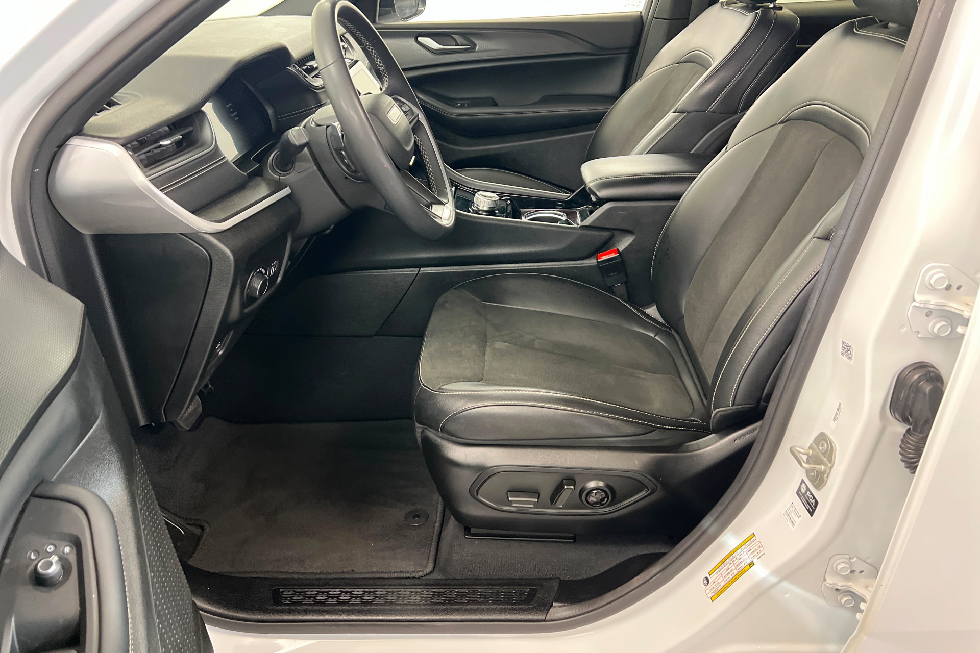 Used 2023 Jeep Grand Cherokee L Laredo AWD/4WD image 18