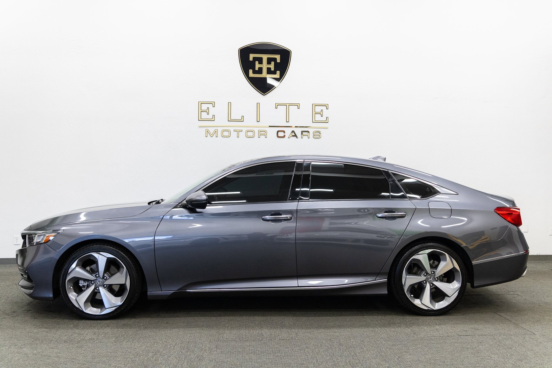 Used 2020 Honda Accord Touring image 2