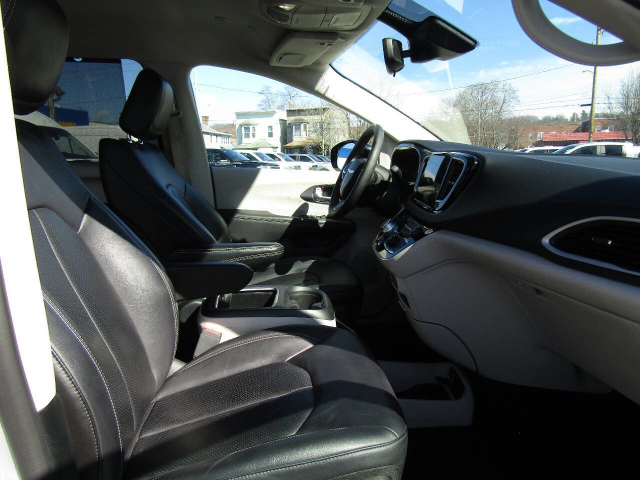 Used 2024 Chrysler Pacifica Touring-L image 28