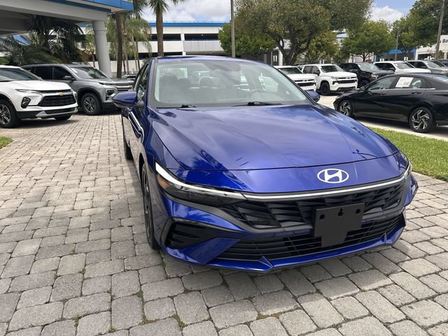 Used 2025 Hyundai Elantra Limited FWD image 17