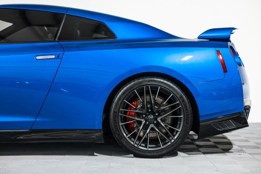 Used 2021 Nissan GT-R Premium image 14