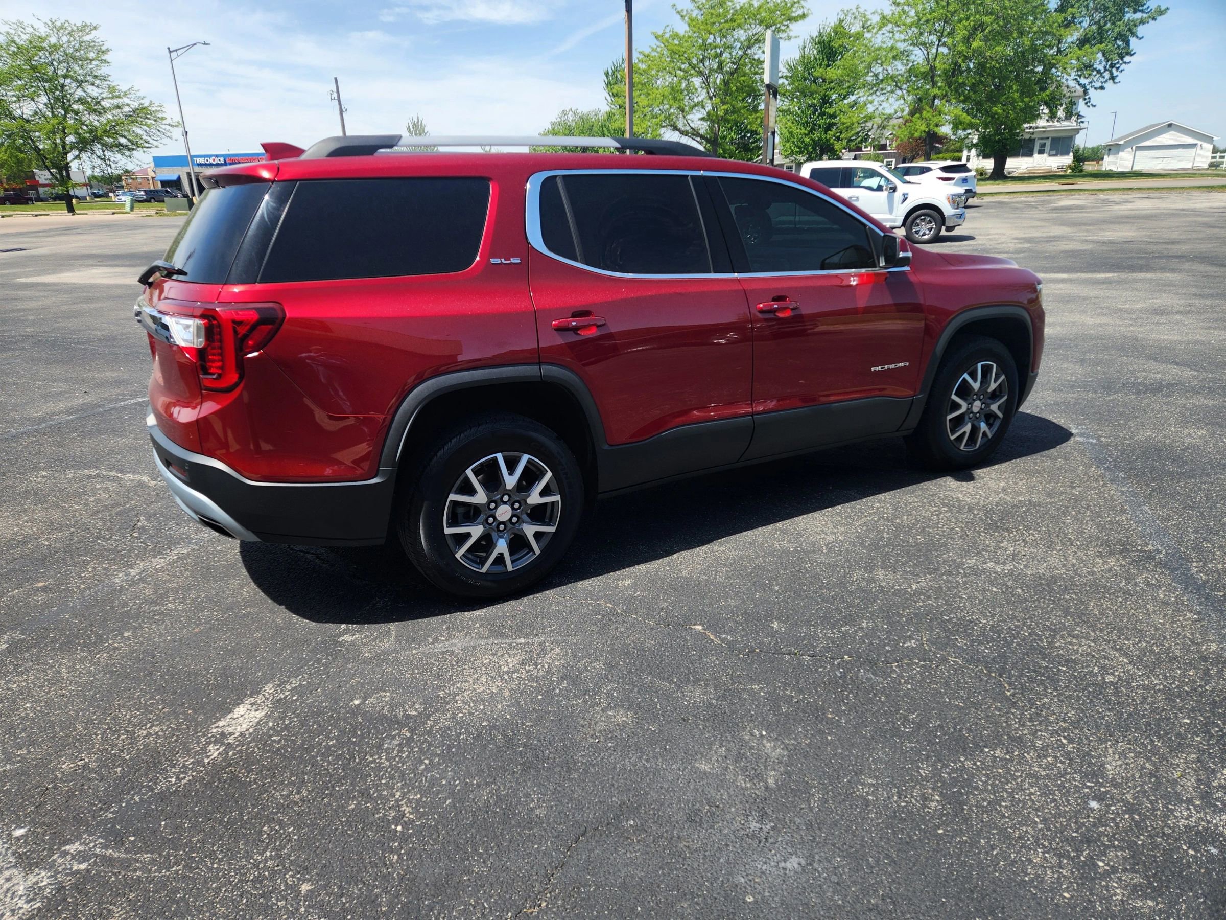 Used 2022 GMC Acadia SLE w/ Driver Convenience Package FWD image 3