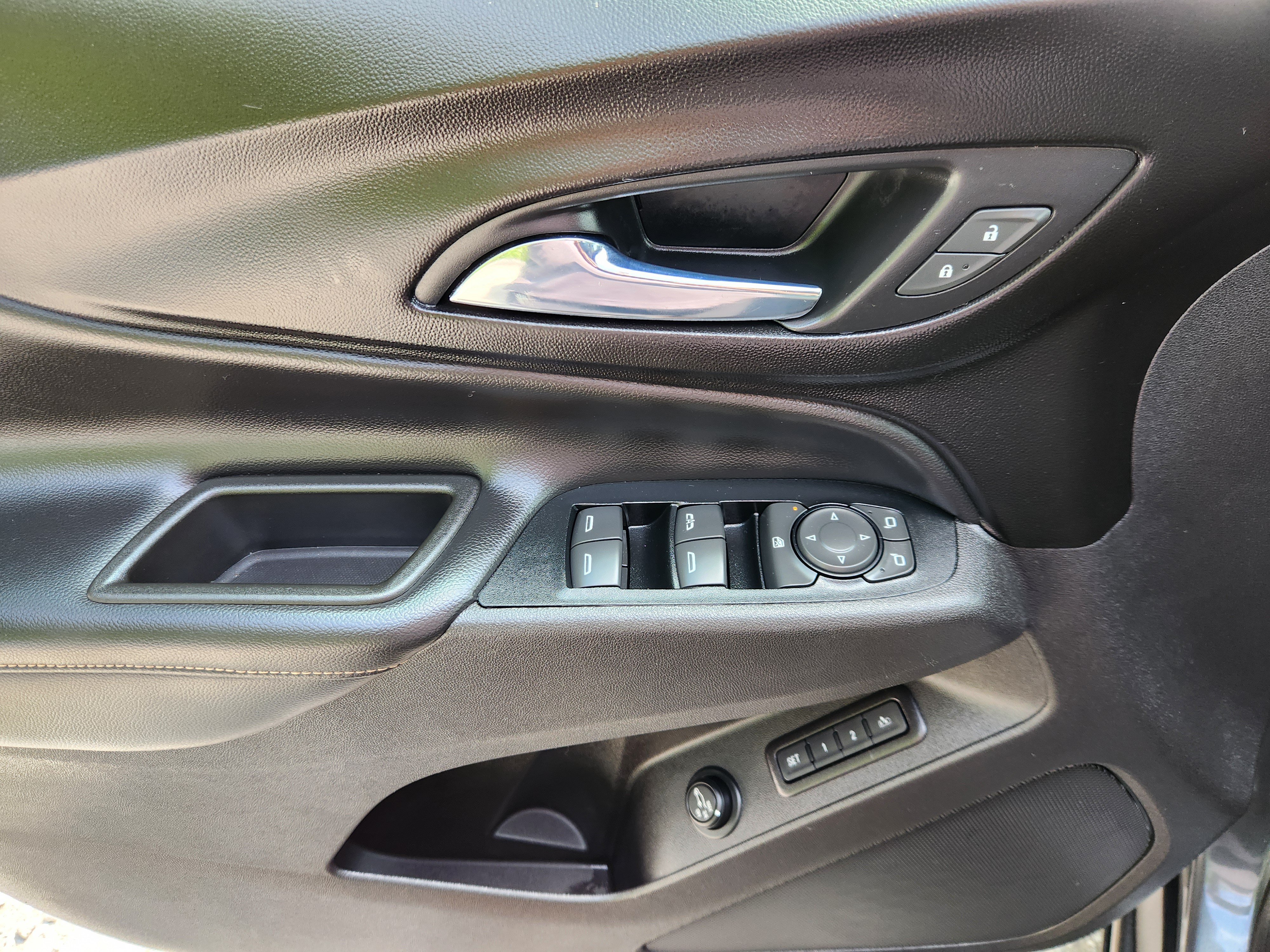 Used 2018 Chevrolet Equinox Premier FWD image 16