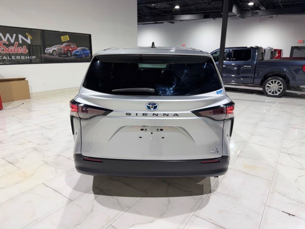 Used 2023 Toyota Sienna LE FWD image 9