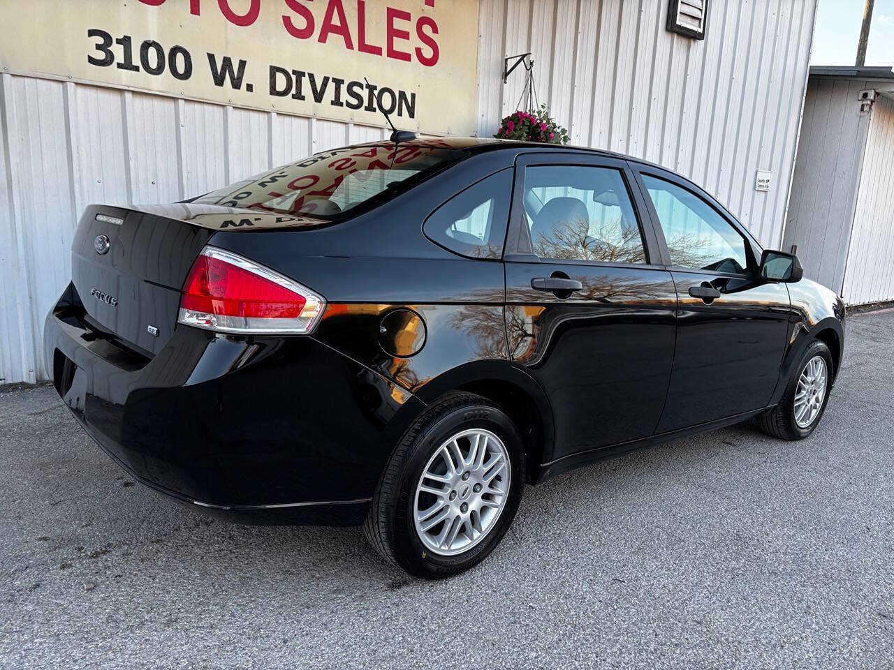 Used 2010 Ford Focus SE FWD image 2