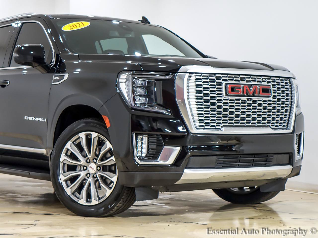 Used 2021 GMC Yukon XL Denali w/ LPO, Illumination Package AWD/4WD image 2