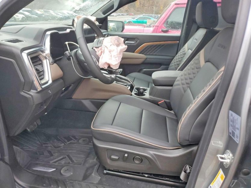 Used 2024 GMC Canyon Denali image 6