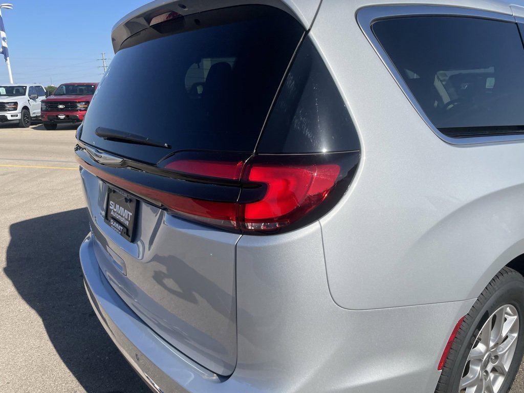 Used 2024 Chrysler Pacifica Touring-L image 39